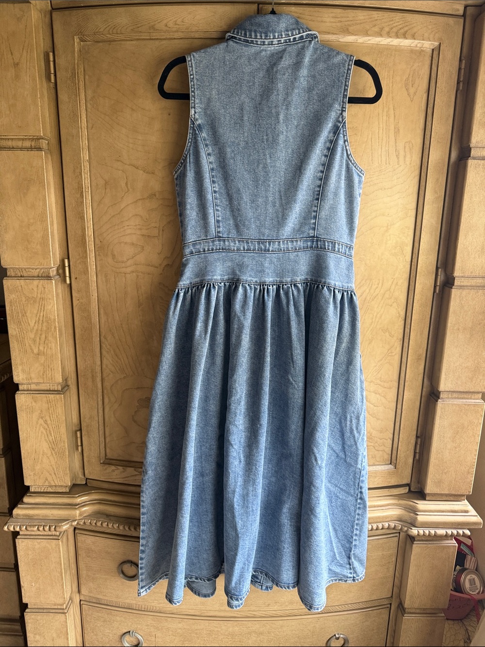 7 For All Mankind 🔥 button-front sleeveless denim midi dress in a medium wash. - Picture 8 of 9